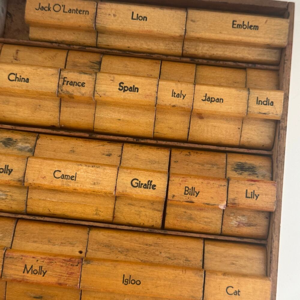 Vintage 1930s Creative Pictured
Printer Ink Stamp Tray with 40
Stamps Rare - Picture 4 of 13